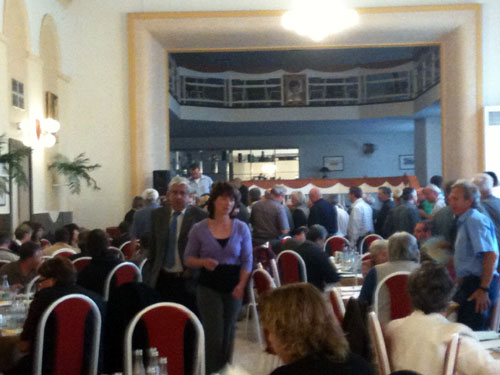 Lidé odevzdávají hlasy do urny...