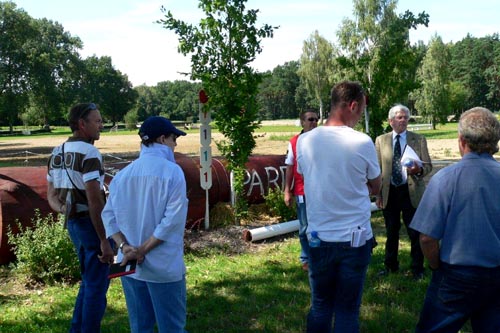 375 – prohlídka krosu (stavitelé a TD) - zleva zady Graham Winn (RSA), Pam Fillery (RSA), Marcin Konarski (POL), Zdenek Sagl (CZE) a v červeném triku Neil Mosley (NZL) a lektor Martin Plewa v obleku 375 – prohlídka krosu (stavitelé a TD) - zleva zady Graham Winn (RSA), Pam Fillery (RSA), Marcin Konarski (POL), Zdenek Sagl (CZE) a v červeném triku Neil Mosley (NZL) a lektor Martin Plewa v obleku