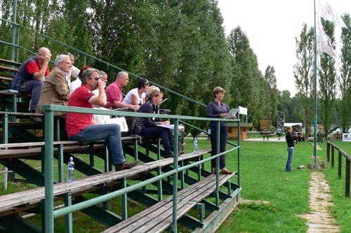 Přednáška o rozhodování drezury v praxi. Dole stojí Anne-Mette. Přednáška o rozhodování drezury v praxi. Dole stojí Anne-Mette.