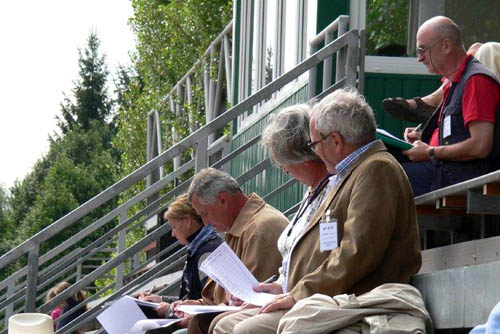 368 – rozhodci stínově rozhoduji drezury, byli rozsazeni na dvě místa. Tady na fotce dole Dr. Vellenga s manželkou, za nim pan Paleček, Katrin Eichinger Kniely z Rakouska a nad nimi sedí Alexnadru Javorovski z Rumunska. 368 – rozhodci stínově rozhoduji drezury, byli rozsazeni na dvě místa. Tady na fotce dole Dr. Vellenga s manželkou, za nim pan Paleček, Katrin Eichinger Kniely z Rakouska a nad nimi sedí Alexnadru Javorovski z Rumunska.